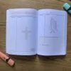 Cahier de notes ouvert avec des ecritures et symboles chrétiens
